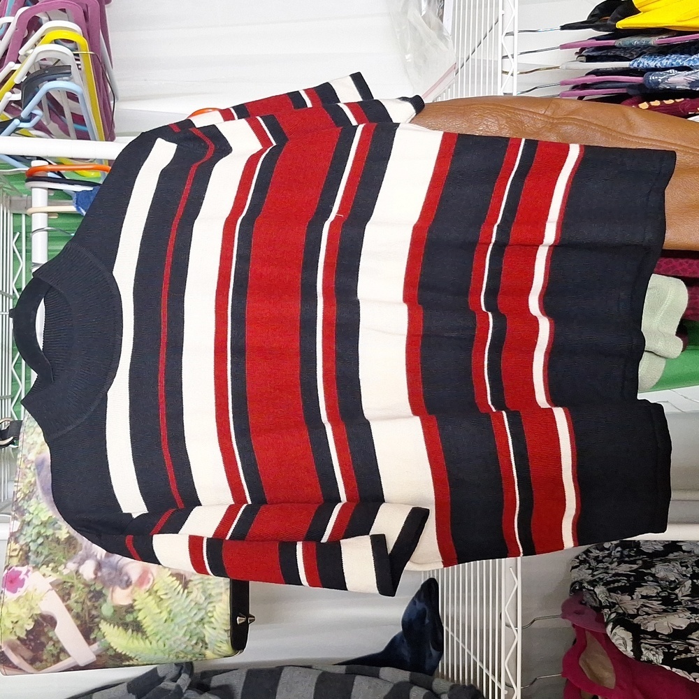 SAG HARBOR SIZE LARGE STRIPED SHORT SLEEVE TOP RED BLACK AND WHITE